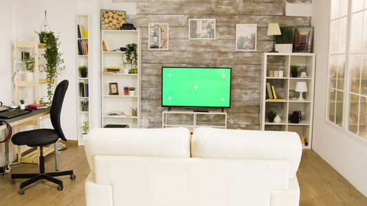 在一个舒适的现代生活空间中的绿色大屏幕电视视频