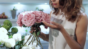 女人在花店吃一束粉红玫瑰花12秒视频