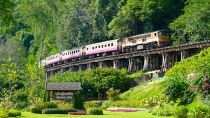 火车在泰国桂河死亡铁路上缓慢行驶4K83秒视频