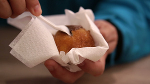 男人用手吃巧克力填满油炸面团面包店新鲜的甜甜圈30秒视频