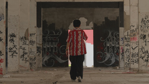 城市废弃的工业厂区内男人行走的背影4k素材48秒视频
