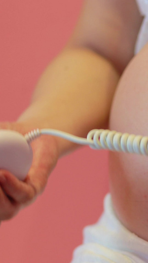 孕妇准妈妈测量怀孕肚子里的胎儿胎心率孕30周55秒视频