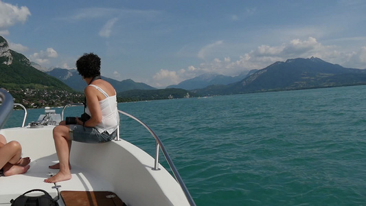 船上的一条船在湖中Annecy视频