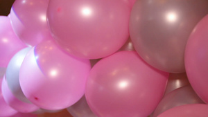 有很多多彩的生日派对气球5秒视频