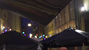 灯笼和彩色灯光挂起大雨滴落到欧洲老城狭窄14秒视频