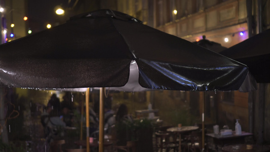 户外老城街边咖啡馆的雨夜在倾盆大雨中湿漉漉的树冠水滴视频