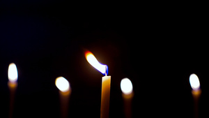 从蜡烛的黑暗和阴暗的蜡烛中发出的光线片段19秒视频