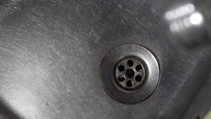厨房下水道池排水孔和水滴滴背景循环13秒视频