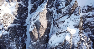 冰雪覆盖着巨大的岩石12秒视频