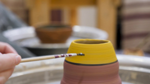 陶罐上的陶画手工制作车间陶瓷陶器用画笔在陶艺班陶工6秒视频
