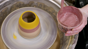陶罐上的陶画手工制作车间陶瓷陶器用画笔在陶艺班陶工6秒视频
