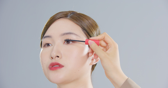 8K化妆师为年轻女性涂睫毛膏视频