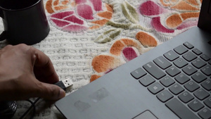 人手连接电脑鼠标连接电缆插件笔记本电脑键盘网络连接14秒视频