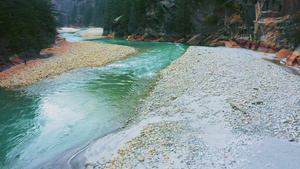 河中流淌着岩石13秒视频