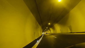 开着车在隧道里第一视角16秒视频