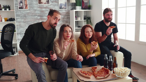 一群坐在沙发上吃披萨的朋友12秒视频