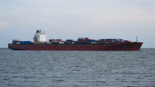 4K集装箱货船从航运港口出发进行进出口业务通过集装箱视频
