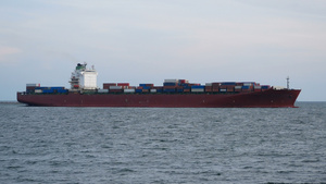 4K集装箱货船从航运港口出发进行进出口业务通过集装箱8秒视频