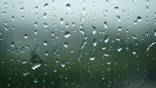 窗口表面下着雨水反向雨在雨天下着雨视频