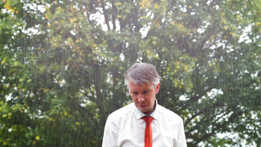 可悲的商人在雨中无雨伞地被抓住视频