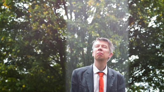 为什么我下雨可悲的商人在雨中被抓出来视频