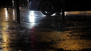 晚上有灯光反射的湿雨路8秒视频