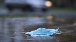 雨下时在水坑中用一次性面罩遮住面罩10秒视频