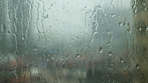 窗口玻璃上滴落的雨滴60秒视频
