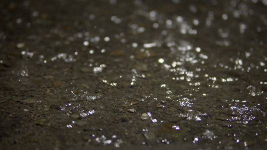 沥青淹水路面的沥青上喷洒着雨水可循环背景视频