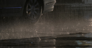 夜间在雨下驾驶的汽车47秒视频