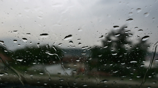 车窗4公里上的风雨滴视频