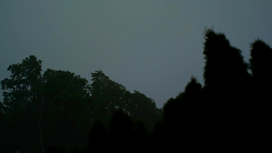 风和闪电的雨天气视频