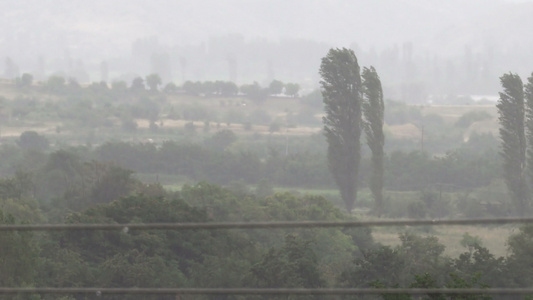 山谷的暴雨视频