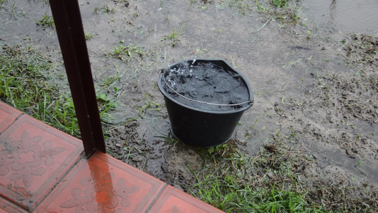 雨水滴从屋顶排水沟到桶里视频