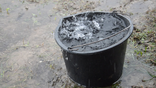 雨水滴从屋顶排水沟到桶里视频