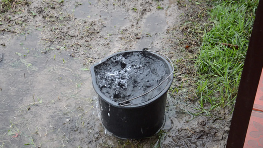 雨水滴从屋顶排水沟到桶里视频