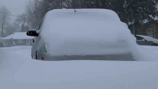 被雪覆盖的汽车视频