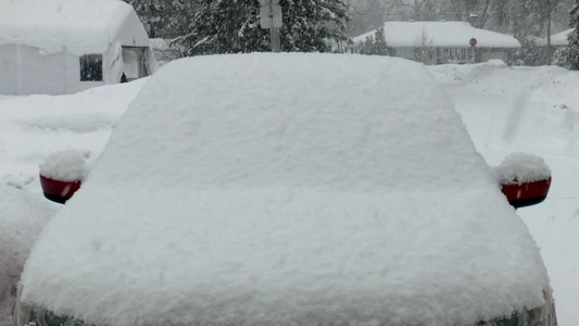 冬季被雪覆盖的汽车道路和房屋视频