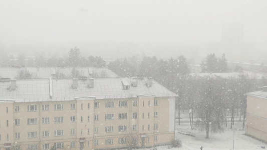 在房屋背景之下下着大雪房子的背景视频