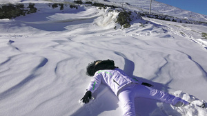 女青年跌倒在雪地里玩耍28秒视频