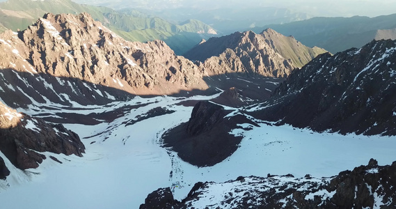 巨大的雪山从无人驾驶飞机上看到的视频