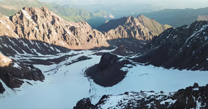 巨大的雪山18秒视频