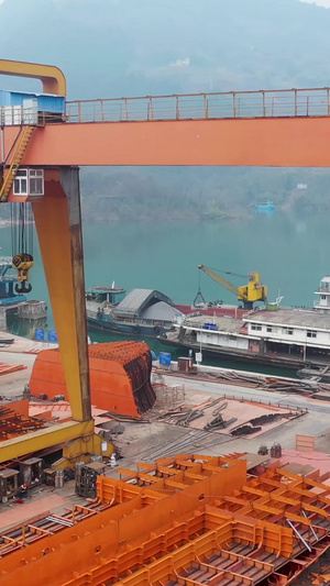 航拍港口工人修补打造船只钢铁工业工厂电焊火花实拍视频素材造船厂70秒视频