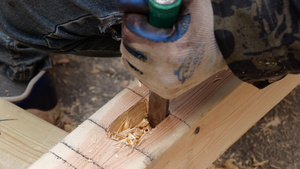 4K木工手艺人工人刨木头做家具21秒视频