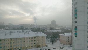 房子窗外的风景下雪了12秒视频