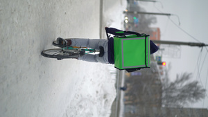 垂直视频信使在冬天送食物和背包13秒视频