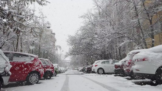 有轮胎痕迹的停车场在艳丽的日子里停满了汽车新鲜的雪花视频