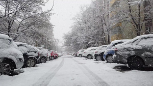 有轮胎痕迹的停车场在艳丽的日子里停满了汽车新鲜的雪花19秒视频