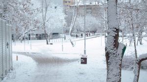 在城市的雪中路边走着模糊的人20秒视频