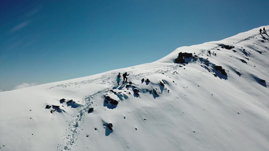 一组登山者爬上峰顶视频